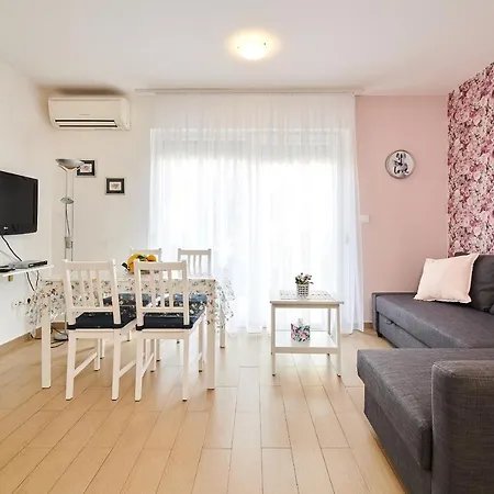 Apartment Nina *